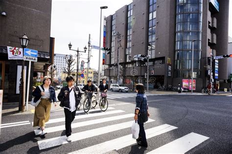 東京駅から竹橋駅：都市の鼓動と静寂の交差点